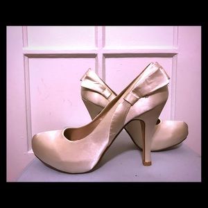 Allure Bridals ivory wedding heel. Size 9.